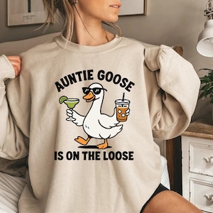 Puede incluir: Un letrero de madera hecho a mano con el texto "Bienvenido" en un estilo manuscrito. El letrero está pintado de blanco con un acabado envejecido, y una pequeña hoja verde está sujeta en la parte superior. El letrero mide aproximadamente 30 cm de ancho.