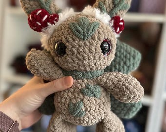 Peluche de polilla del bosque críptica / Peluche de hombre polilla de ganchillo inspirado en el hombre polilla, amigurumi hecho a mano estilo cottagecore familiar