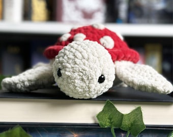 Peluche de tortuga seta – Tortuga de ganchillo hecha a mano / Animal de peluche estilo cottagecore / Regalo amigurumi de fantasía