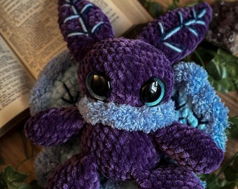 Polilla de medianoche de ganchillo / Críptido gótico de peluche, hombre polilla de peluche hecho a mano, estilo cottagecore oscuro