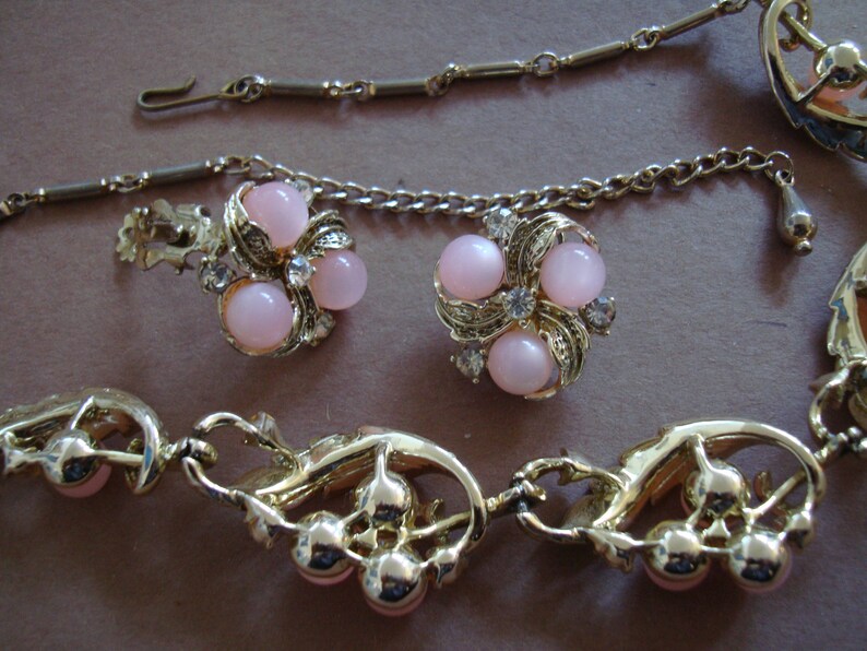 1960/'s NECKLACE adjusts from 14 inch to 16 inch MATCHING clip on ears unusual and interesting necklace Please see description area