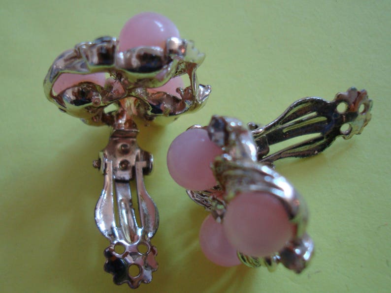 1960/'s NECKLACE adjusts from 14 inch to 16 inch MATCHING clip on ears unusual and interesting necklace Please see description area