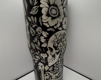 Vaso Stanley de 40 oz con calavera y flores grabadas a láser