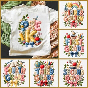 Puede incluir: Una camiseta blanca con un gráfico colorido de la palabra PREK en una fuente acolchada y estampada, rodeada de ilustraciones de un lápiz, una manzana roja, un pájaro pequeño, un lazo azul y hojas verdes, todo dispuesto en un grupo decorativo.
