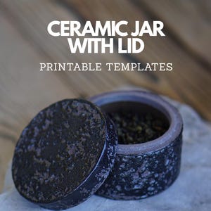 Könnte beinhalten: Ein dunkler, strukturierter Keramikbehälter mit passendem Deckel und einer rauen, gesprenkelten schwarzen Oberfläche. Der Text CERAMIC JAR WITH LID PRINTABLE TEMPLATES steht in weißen Buchstaben über dem offenen Gefäß mit dunklem Inhalt.