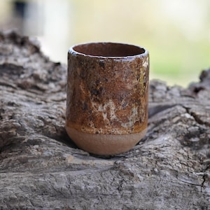 Può includere: Set di tre tazze in ceramica con finitura maculata e opaca. Ogni tazza presenta un colore diverso: azzurro, crema e grigio. Le tazze hanno un design semplice e moderno con forma arrotondata e manico confortevole.