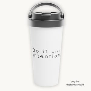 Könnte beinhalten: Weißer Becher mit schwarzem Deckel und Griff. Auf dem Becher steht in schwarzer Schrift "Do it with intention". Der Becher ist ein digitaler Download.