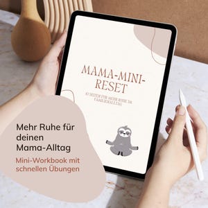 Könnte beinhalten: Ein Tablet-Computer zeigt den Text "MAMA-MINI-RESET" mit einer Faultier-Illustration. Zusätzlicher Text lautet "10 SEITEN FÜR MEHR RUHE IM FAMILIENALLTAG" und "Mehr Ruhe für deinen Mama-Alltag Mini-Workbook mit schnellen Übungen". Ein Stift liegt daneben.