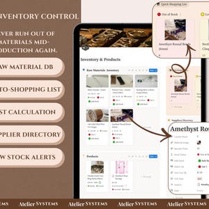 Op de afbeelding: Een tablet scherm met een inventarisbeheer app. De interface toont productlijsten, grondstofdatabases en waarschuwingen voor lage voorraad. Tekst op het scherm bevat "TOTAL INVENTORY CONTROL" en "NEVER RUN OUT OF MATERIALS MID-PRODUCTION AGAIN."