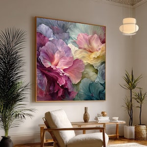 Puede incluir: Gran impresión artística floral enmarcada. La obra presenta flores abstractas en tonos rosa, morado, amarillo y turquesa. La pintura está enmarcada en oro y cuelga de una pared de color neutro.