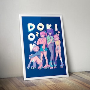 Puede incluir: Una impresión artística enmarcada con una ilustración de estilo anime de cuatro chicas en patines. La obra de arte tiene un fondo azul oscuro con la palabra "DOKI" en blanco. Las chicas están en varias poses, vistiendo atuendos coloridos.