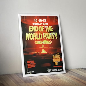 Può includere: Un poster incorniciato con una grafica rossa e gialla. Il poster recita "10.10.13 Thursday Night End of the World Party" con l'immagine di un'esplosione atomica. Il poster include anche "Blackwell Swimming Pool" e "Vortex Club".