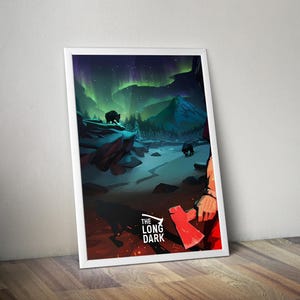 Puede incluir: Una impresión artística enmarcada que presenta un paisaje estilizado con osos, montañas y una aurora boreal. La obra de arte tiene una paleta de colores oscuros con el texto "THE LONG DARK" y un hacha roja.