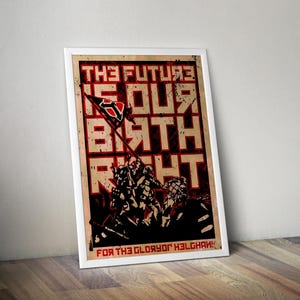 Puede incluir: Póster enmarcado con un diseño vintage. El póster presenta un diseño rojo y negro con las palabras "THE FUTURE IS OUR BIRTH RIGHT" en letras audaces y desgastadas. Debajo del texto hay un gráfico de soldados y una bandera. La parte inferior del póster dice "FOR THE GLORY OF HELGHAN!"