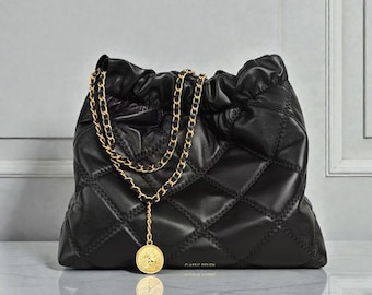 Bolso de piel acolchada con cadena dorada: un elegante bolso de hombro de diseño para el día a día y la noche.