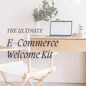 Puede incluir: Un escritorio de madera clara con una computadora portátil, una taza y libros. Una silla de director blanca está frente al escritorio. El texto "THE ULTIMATE E-Commerce Welcome Kit" está superpuesto en la imagen.