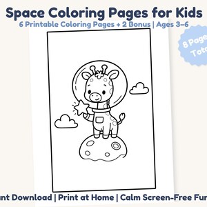 Op de afbeelding: Zwart-wit kleurplaat voor kinderen met een giraffe astronaut die een ster vasthoudt, staand op een planeet. De titel is "Space Coloring Pages for Kids" en is voor kinderen van 3-6 jaar. Bevat de tekst "8 Pages Total" en "Instant Download | Print at Home | Calm Screen-Free Fun".