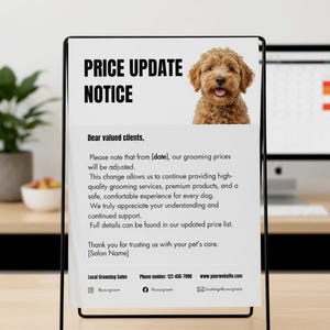 Puede incluir: Un letrero con marco negro con el texto "AVISO DE ACTUALIZACIÓN DE PRECIOS" y una foto de un perro. El letrero está sobre un escritorio de madera. El texto informa a los clientes sobre los ajustes de precios de aseo.