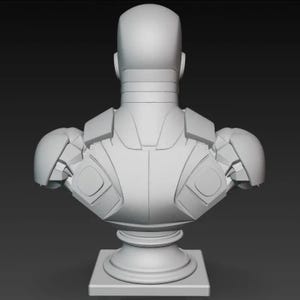 K&ouml;nnte beinhalten: Graue B&uuml;stenskulptur einer Figur, von hinten betrachtet. Die Skulptur weist ein detailliertes Design auf den Schultern und der Brust auf, mit einem glatten, abgerundeten Kopf und Hals. Die B&uuml;ste ist auf einem Sockel montiert.