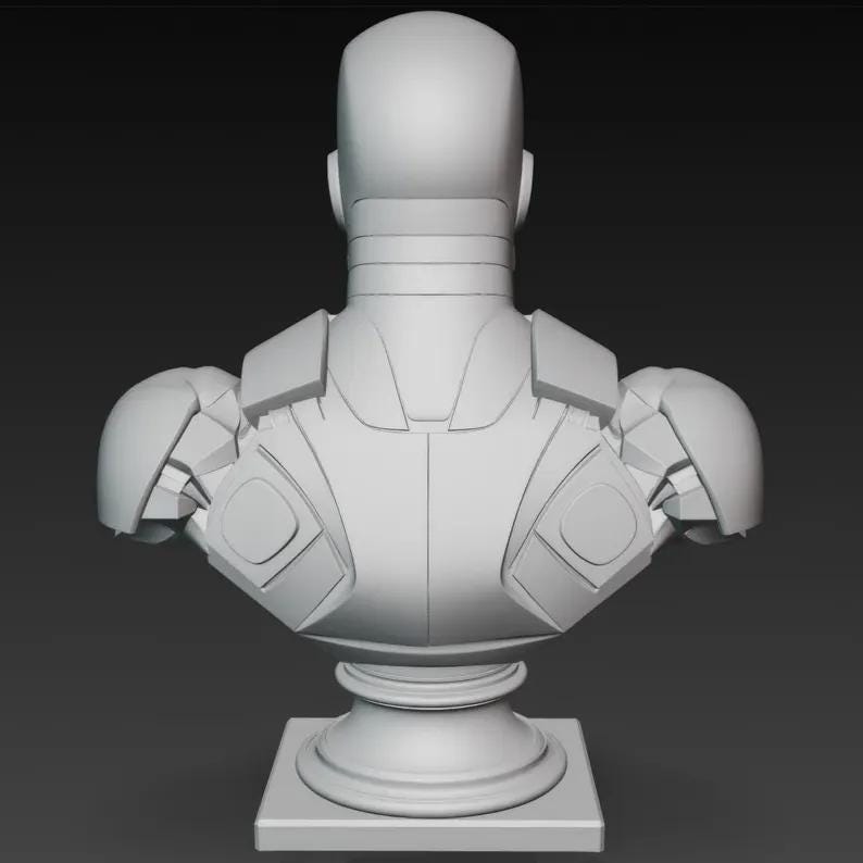 K&ouml;nnte beinhalten: Graue B&uuml;stenskulptur einer Figur, von hinten betrachtet. Die Skulptur weist ein detailliertes Design auf den Schultern und der Brust auf, mit einem glatten, abgerundeten Kopf und Hals. Die B&uuml;ste ist auf einem Sockel montiert.