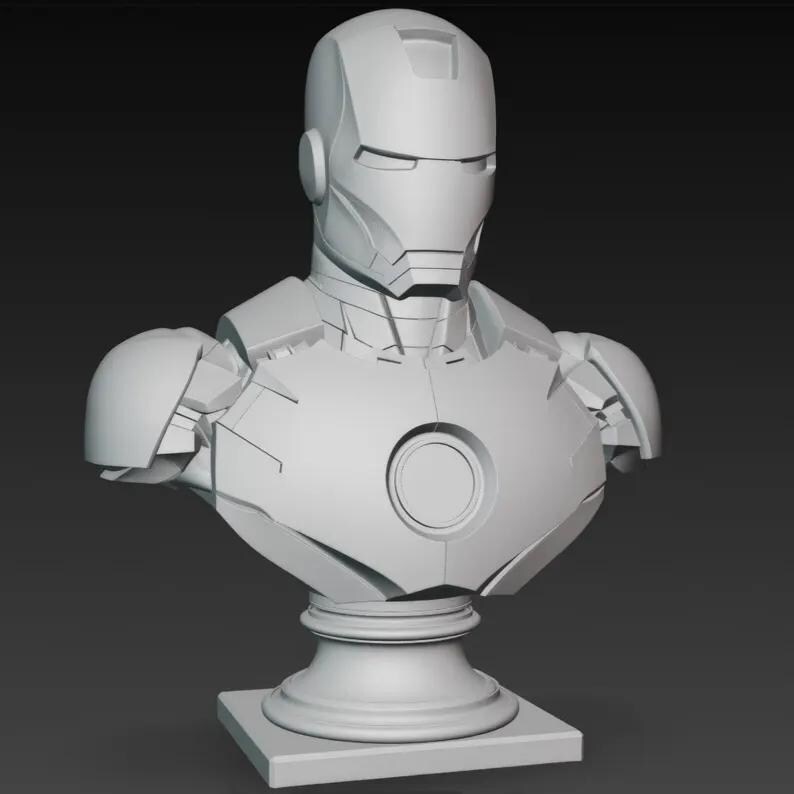 K&ouml;nnte beinhalten: Graue B&uuml;ste von Iron Man, die den Helm und die R&uuml;stung der Figur zeigt. Die B&uuml;ste ist auf einem Sockel montiert und zeigt das ikonische Aussehen des Superhelden. Die Skulptur ist eine detaillierte Darstellung der Marvel Comics-Figur.