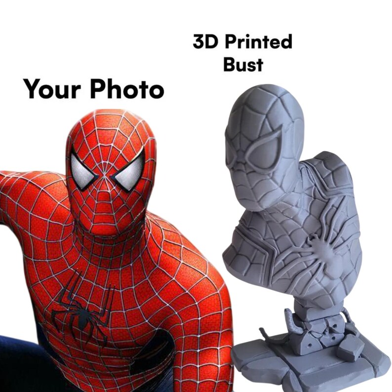 K&ouml;nnte beinhalten: Ein lebendiges Bild von Spider-Man in einem rot-blauen Kost&uuml;m neben einer grauen, 3D-gedruckten B&uuml;ste des Superhelden. Die B&uuml;ste steht auf einem Sockel. Der Text lautet "Your Photo" und "3D Printed Bust".