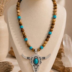 Collar con calavera de cuernos largos del oeste, collar llamativo de turquesa, collar de cuentas del suroeste, joyería vaquera, regalo del oeste para ella, estilo country.