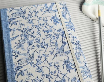 Handgefertigtes Aquarell-Skizzenbuch mit Hardcover von Arches/Magnani1401/Fabriano – Blaue Vögel und Rosen
