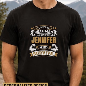 Gepersonaliseerd alleen een echte man kan met Jennifer leven en overleven shirt, grappig cadeau paar, aangepaste naam T-shirt, cadeau man vriendje