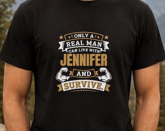 Camiseta personalizada "Solo un hombre de verdad puede vivir con Jennifer y sobrevivir", regalo divertido para parejas, camiseta con nombre personalizado, regalo para marido o novio.