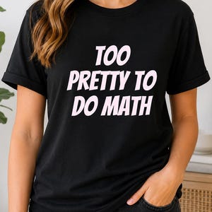 Maglietta "Troppo carina per fare matematica" / Maglietta con scritta grafica divertente, tipografia rosa femminile