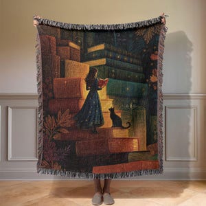 Manta de algodão 100% para amantes de livros, estilo Dark Academia, com estampa de livros e gatos pretos, perfeita para decorar seu cantinho de leitura.
