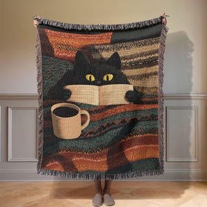 Coperta intrecciata con gatto nero, ideale per gli amanti dei libri, arazzo con caffè e libri, regalo di compleanno per la mamma di un gatto, decorazione letteraria per la casa, coperta personalizzata con gatto