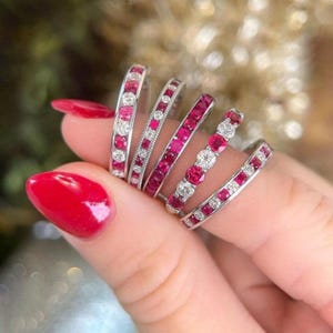 Rundslipad rosa rubin och vit diamant, alliansring i 925 silver med matchande brudsmycken, ring med kanalfatt, födelsesten i juli