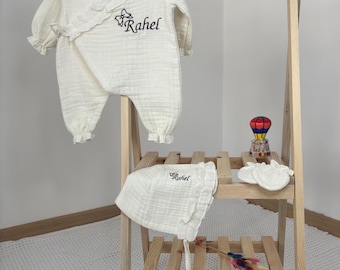 Personalisiertes Baby Musselin Set mit Namens-Stickerei – Strampler, Mütze, Lätzchen & Handschuhe für Neugeborene