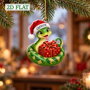 Niedliche, individuell gestaltete Geschenkbox-Dekoration: Eine grüne, zusammengerollte Schlange mit Weihnachtsmannmütze. Süße Python-Weihnachtskugel, ideales Geschenk für Schlangenliebhaber.