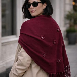 Sciarpa a maglia testurizzata, avorio, rosso vino, con motivo floreale a perle, forma rettangolare (220 x 80 cm)