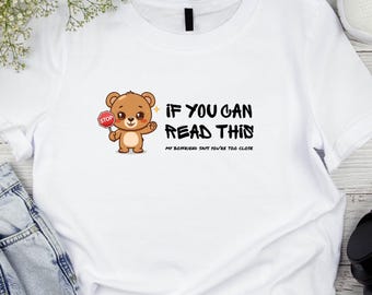 Camiseta "Meu namorado diz que você está muito perto" | Camiseta com estampa divertida