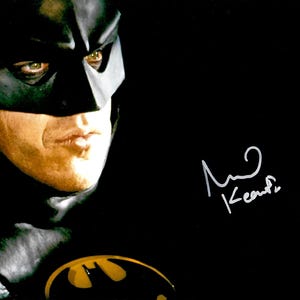 Może przedstawiać: Biały ceramiczny kubek z czarnym uchwytem i napisem "But first, coffee" w stylu odręcznym. Kubek stoi na białej powierzchni. Kubek jest prawdopodobnie przeznaczony do gorących napojów.