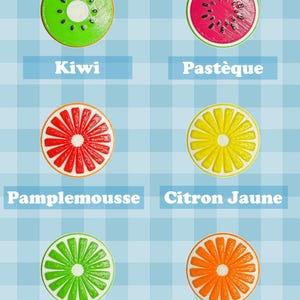 Peut inclure: Six dessous de verre circulaires représentant un kiwi, une pastèque, un pamplemousse, un citron jaune, un citron vert et une orange. Chaque fruit est accompagné de son nom en lettres blanches sur un rectangle bleu en dessous.