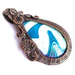 Pingente enrolado em fio - ágata listrada azul e branca e fio de cobre - 3 1/4&quot; (85 mm) x 2&quot; (40 mm)
