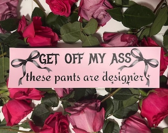 Alzatevi dal mio culo, questi pantaloni sono firmati! Adesivo per paraurti