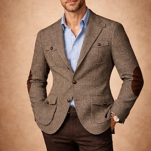Könnte beinhalten: Braune Tweed-Jacke mit Ellbogenpatches, getragen über einem hellblauen Hemd und brauner Hose. Die Jacke hat mehrere Taschen und eine klassische Passform. Der Mann trägt eine Uhr.