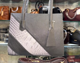 Handgemaakte grijze leren draagtas met krokodillenprint, crossbody-model.