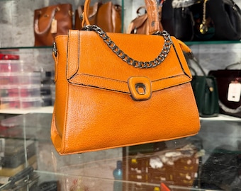 Handtasche aus echtem Leder in Orange mit Henkel und Kette, Umhängetasche