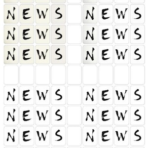 Op de afbeelding: Een raster van witte tegels met het woord "NEWS" in zwarte penseelstreekletters. Het woord wordt herhaald over de tegels, waardoor een patroon ontstaat. Het algehele ontwerp is eenvoudig en grafisch.