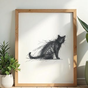 Könnte beinhalten: Gerahmter Kunstdruck mit einer schwarzen Katze, die mit ausdrucksstarken, gekritzelten Linien skizziert wurde. Die Katze ist in sitzender Position dargestellt, mit eingerolltem Schwanz. Das Kunstwerk ist vor einem weißen Hintergrund in einem Naturholzrahmen.