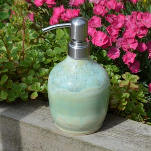 Dispenser di sapone in ceramica fatto a mano