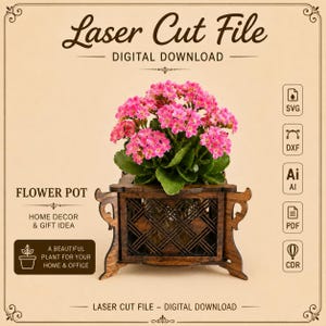 Könnte beinhalten: Ein hölzerner, lasergeschnittener Blumentopf mit einer rosa blühenden Pflanze. Der Topf hat ein dekoratives Gitterdesign und ist mit "Flower Pot, Home Decor & Gift Idea" beschriftet. Das Bild enthält auch den Text "Laser Cut File - Digital Download" und Dateityp-Symbole.