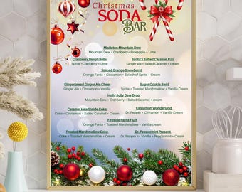 Könnte beinhalten: Ein gerahmtes Schild für eine Weihnachts-Soda-Bar, präsentiert in einem goldenen Rahmen. Das Design umfasst Zuckerstangen, Kugeln und eine Liste festlicher Soda-Kombinationen. Der Text auf dem Schild lautet "Christmas Soda Bar" und listet verschiedene Getränkenamen auf.